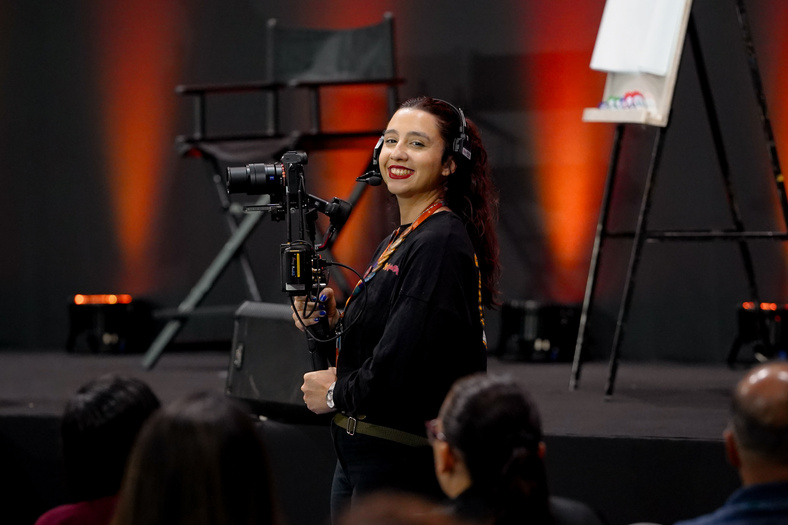 Laura Catharina operando câmera em transmissão ao vivo